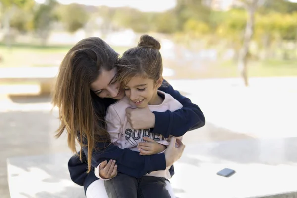 Irmãs brincando em um parque . — Fotografia de Stock