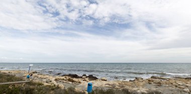 Çift Sahilde piknik.