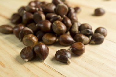 Çam ahşap arka plan üzerinde kestane.