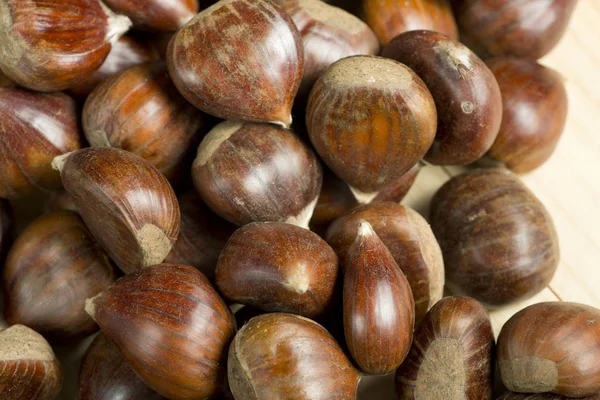 Castagne su sfondo di legno di pino . — Foto Stock