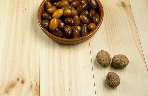Würfel und Nüsse auf einem Hintergrund aus Kiefernholz. — Stockfoto
