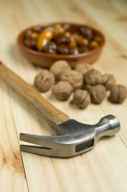 Zar ve fındık çam ahşap arka plan üzerinde.