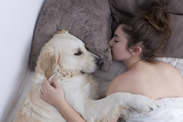 Tonårig flicka sover med sin hund. — Stockfoto