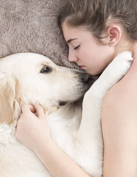 Adolescente chica durmiendo con su perro . — Foto de Stock