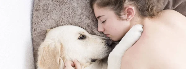 Tizenéves lány kutyájával alszik. — Stock Fotó