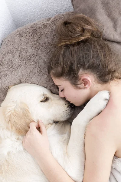 彼女の犬と寝ている 10 代の少女. — ストック写真