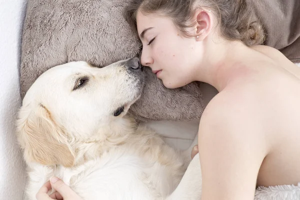 Tonårig flicka sover med sin hund. — Stockfoto