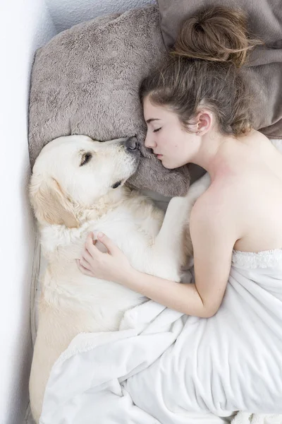 Adolescente dormindo com seu cão . — Fotografia de Stock