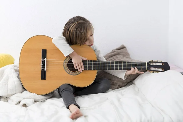 Little girl learning to play classical guitar — Stock Photo, Image