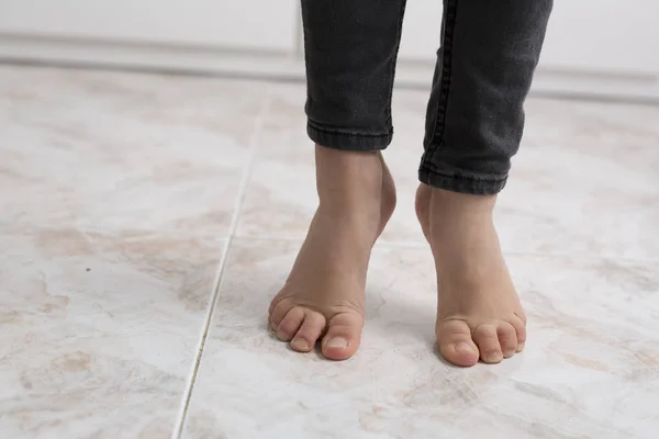 Feet of a barefoot girl. — Stock Photo, Image