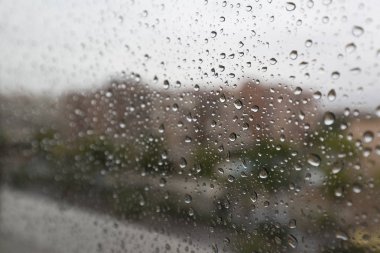 Pencere camında yağmur damlaları 