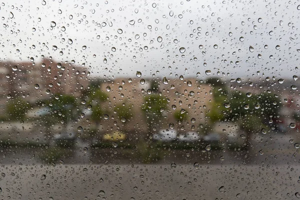 Капли дождя на оконном стекле — стоковое фото