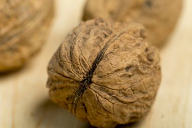 Fındık çam ahşap arka plan üzerinde. 