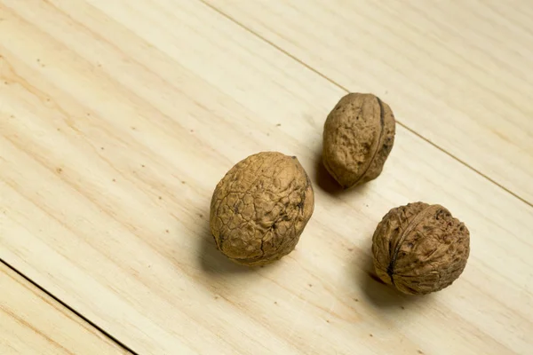 Nüsse auf einem Kiefernholz Hintergrund. — Stockfoto