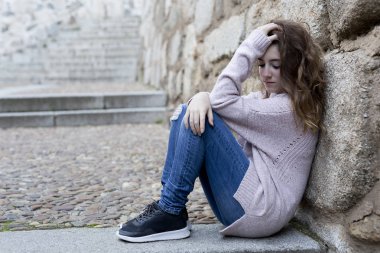 basamaklarında oturan genç kadın 