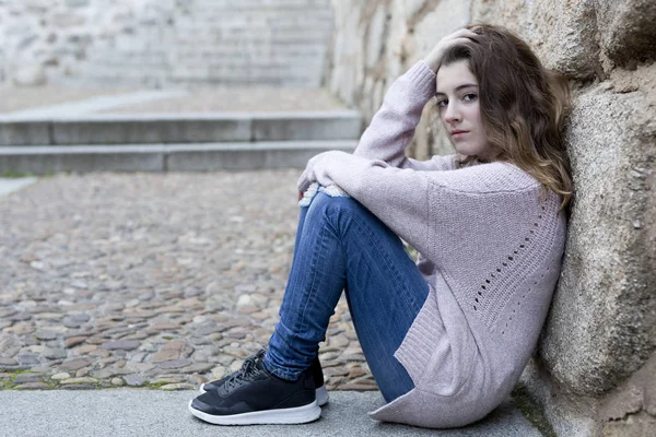 Mujer joven sentada en las escaleras — Foto de Stock