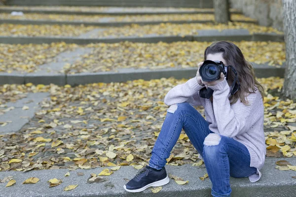 Mujer joven tomando fotos — Foto de Stock