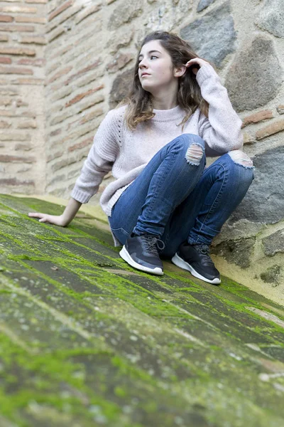 Mujer joven en el casco antiguo de Toledo — Foto de Stock