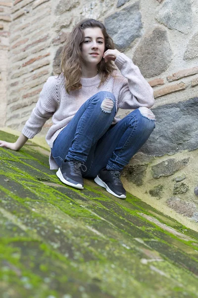 Young woman in old town of Toledo — Stock Photo, Image