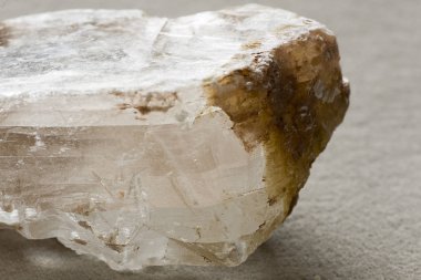 Beyaz arka plan üzerinde taş kuvars. 