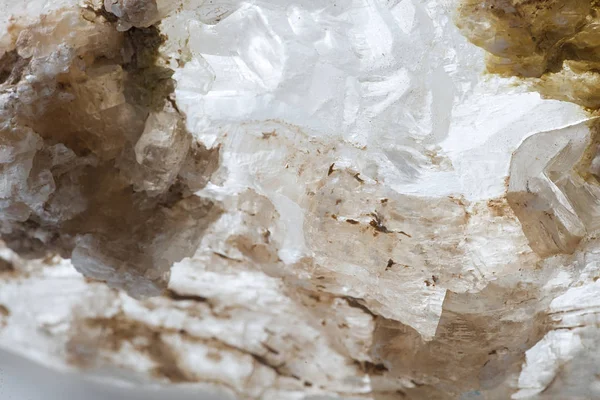 Кам'яний кварц на білому тлі . — стокове фото