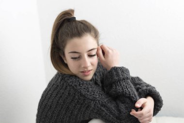 ciddi bir yüz olan kadın 