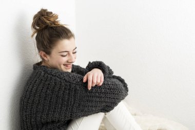 Genç kadın beyaz bir arka plan üzerinde kokulu. 