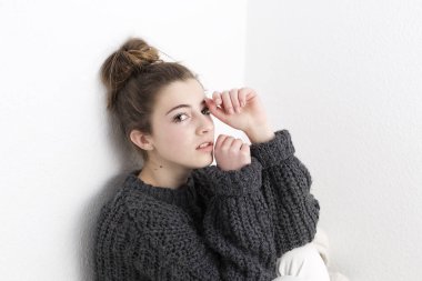 Beyaz bir arka plan üzerinde ciddi bir yüz olan kadın. 