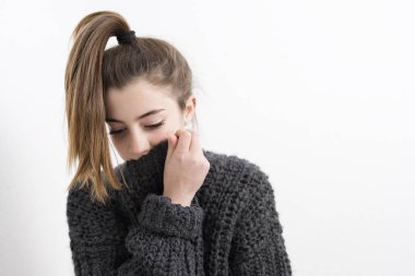 Beyaz bir arka plan üzerinde ciddi bir yüz olan kadın. 