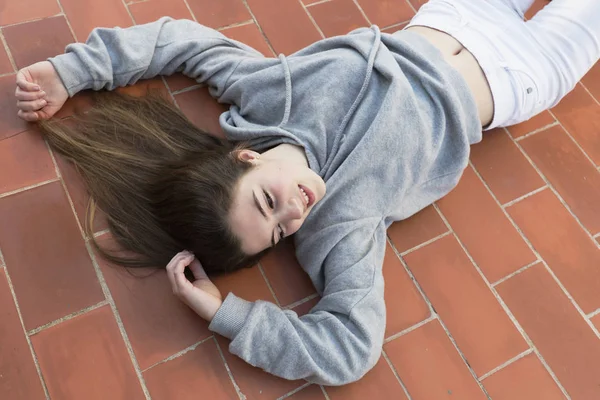 Mujer joven acostada en el suelo . — Foto de Stock