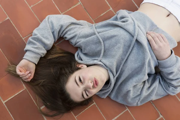 Jovem com cara engraçada . — Fotografia de Stock