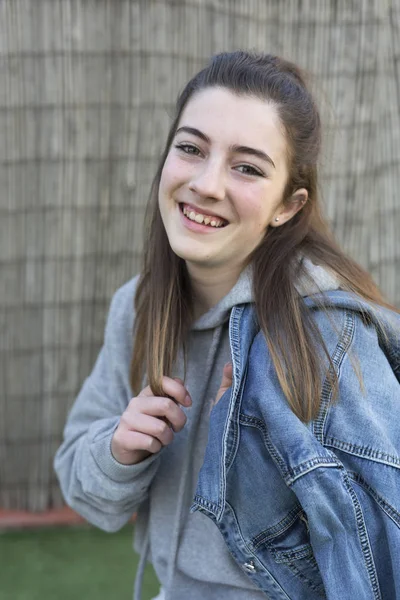 젊은 여자 어깨 미소에 카우걸 재킷. — 스톡 사진