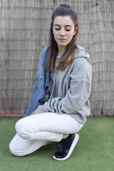젊은 여성이 심각한 포워드 액티브와 어깨 카우걸 재킷 — 스톡 사진