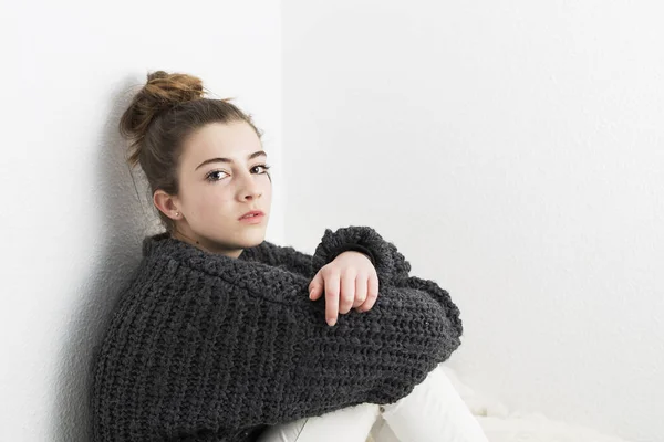 Jeune femme au visage sérieux sur fond blanc . — Photo