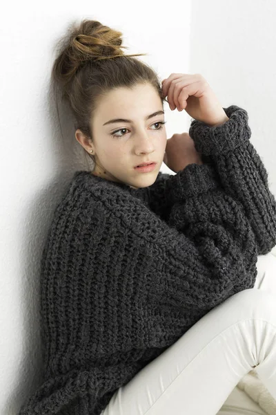 Mujer joven con cara seria sobre fondo blanco . — Foto de Stock