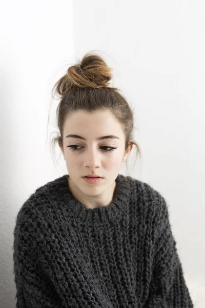 Mujer joven con cara seria sobre fondo blanco . — Foto de Stock