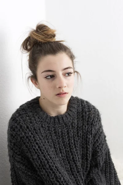 Mujer joven con cara seria sobre fondo blanco . — Foto de Stock