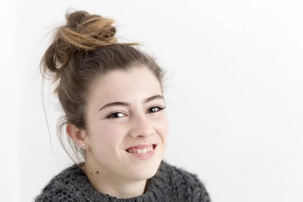 Primer plano de mujer joven sonriendo . —  Fotos de Stock