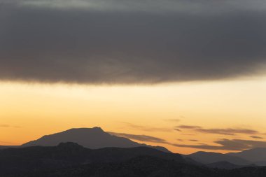Elche dağlarda günbatımı 