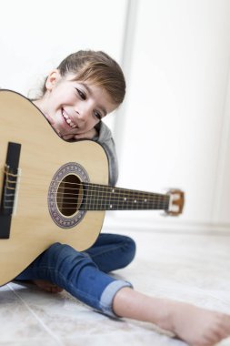 9 yaşındaki kız gitar çalmayı öğrenme. 
