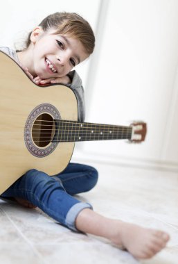 9 yaşındaki kız gitar çalmayı öğrenme. 