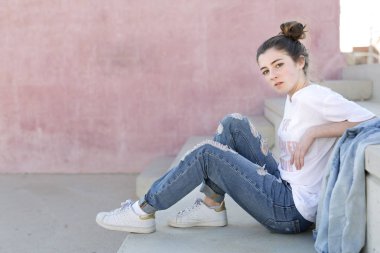 Oturan genç kız portresi 