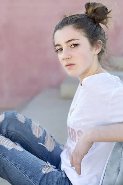Retrato de adolescente sentada —  Fotos de Stock