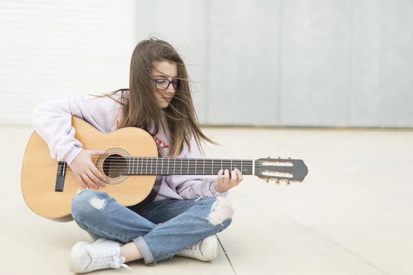 Adolescente con su guitarra — Foto de Stock