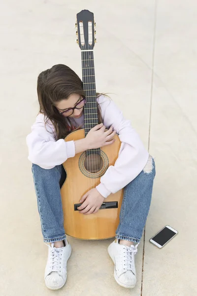 Adolescente con su guitarra — Foto de Stock