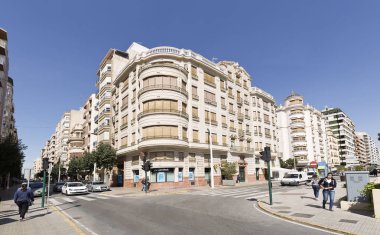 Elche Reina Victoria Caddesi üzerinde binalar.