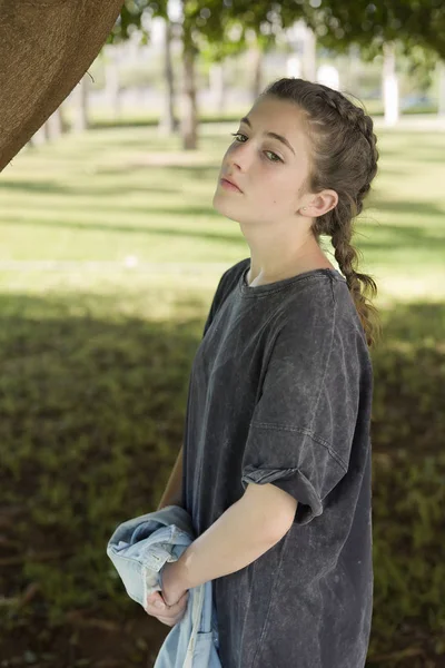 Fille en robe grise dans les jardins — Photo