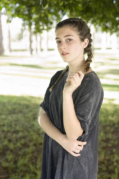 Дівчина в сірому вбранні в садах — стокове фото