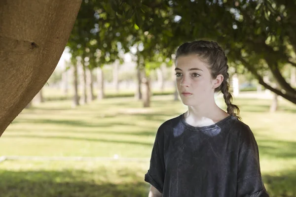 Bahçelerde gri elbiseli kız 