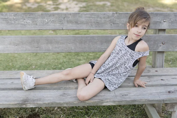 木製のベンチに座っている女の子 — ストック写真